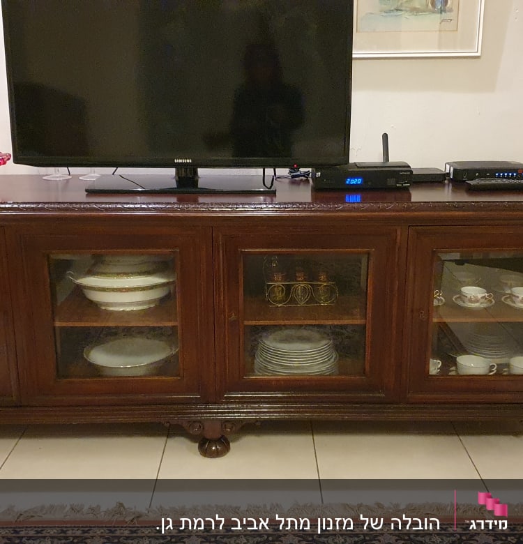 ארון עץ עם כלי אוכל מאוחסנים בפנים